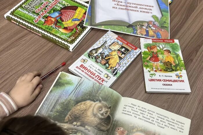 «Книжный дождь из любимых книг»